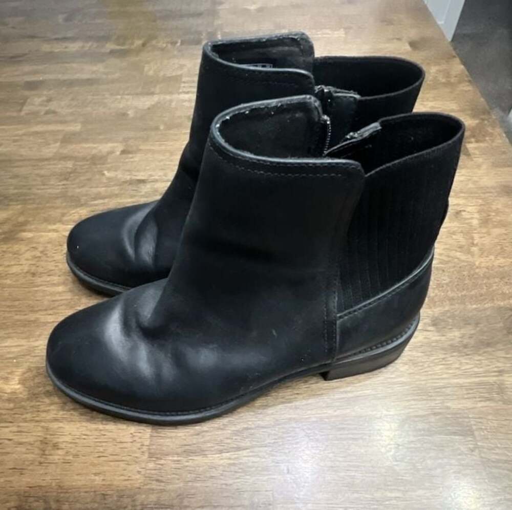 Clarks Women's Maye Palm Black Leather Chelsea Ankle Boot womens 9.5